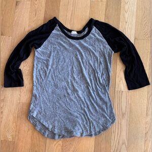 Heather Gray & Black Raglan Three-Quarter Sleeve Tee